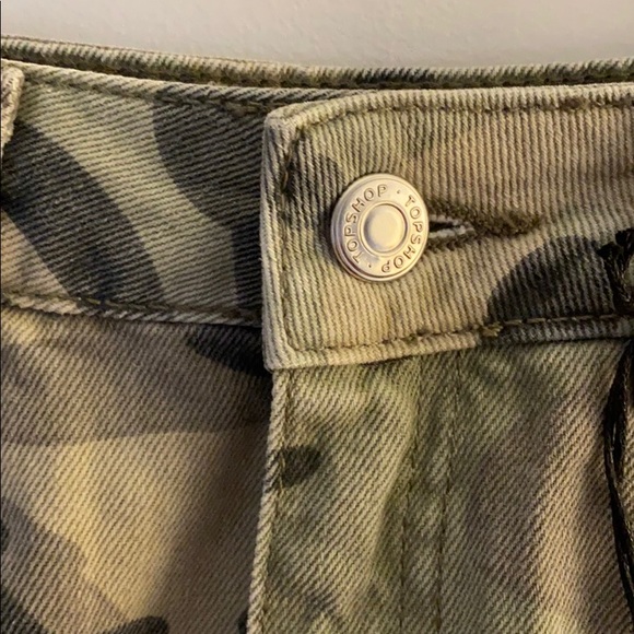 NWT Topshop Mom Jean High-waisted Raw Hem Shorts camo size 4 - Picture 5 of 6